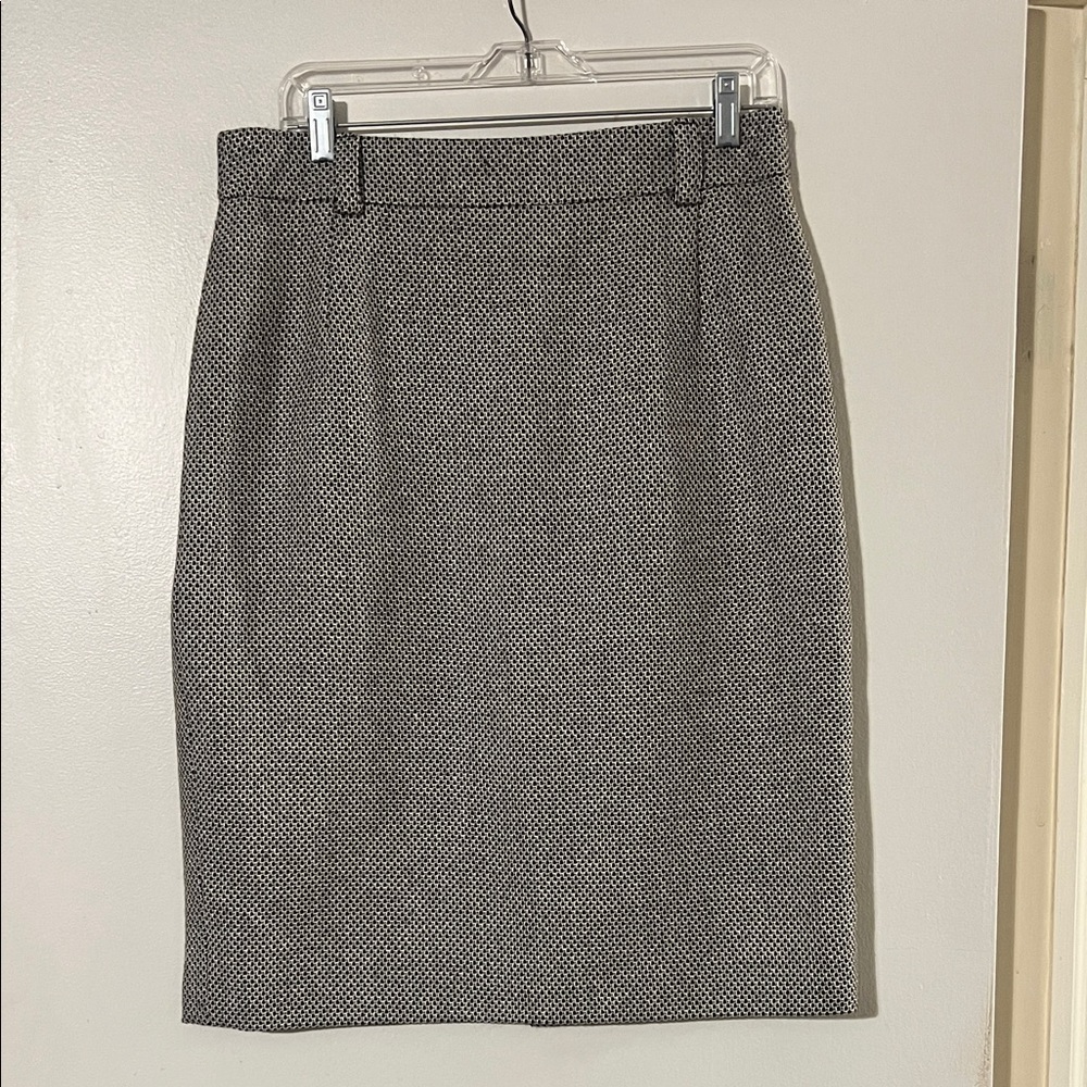 Mondi fully lined vintage straight skirt. Hidden back zip closure